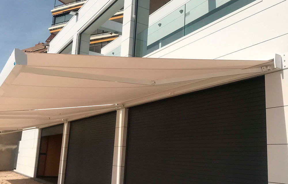 Toldo de color claro